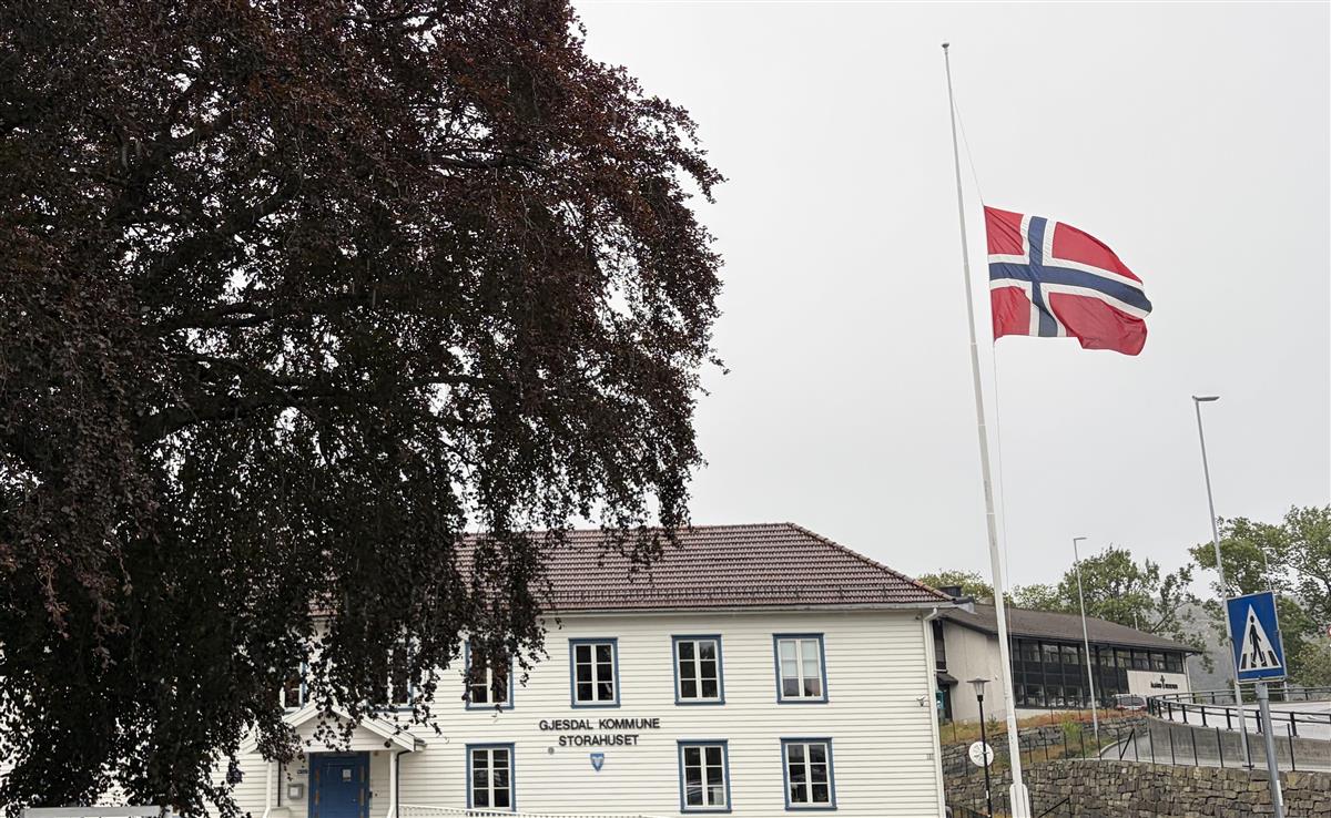 Flagg på halv stang utenfor Storahuset - Klikk for stort bilde
