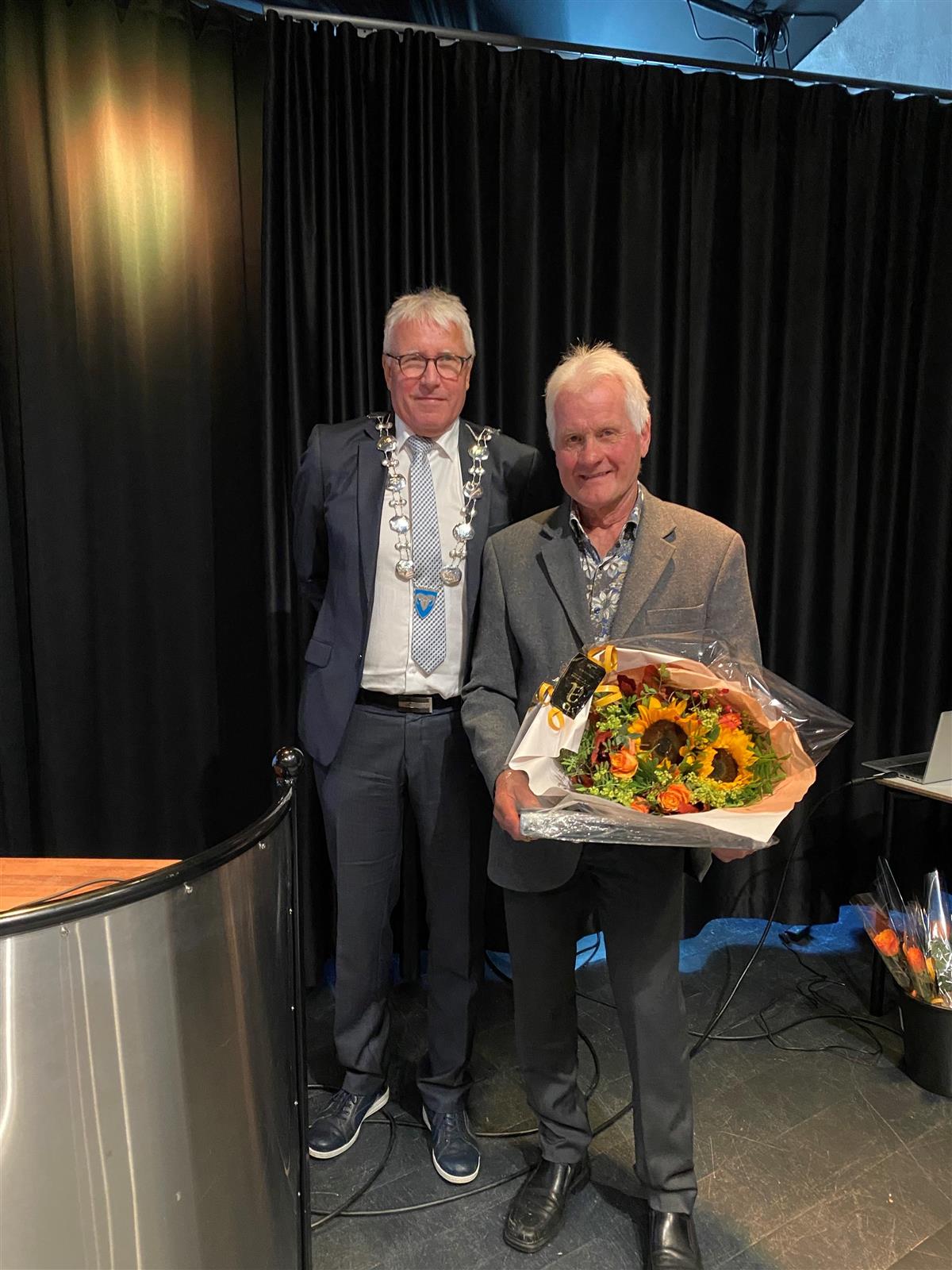 Mottaker av Eldrepris 2024 Torger Idland sammen med varaordfører Frank Oftedal - Klikk for stort bilde