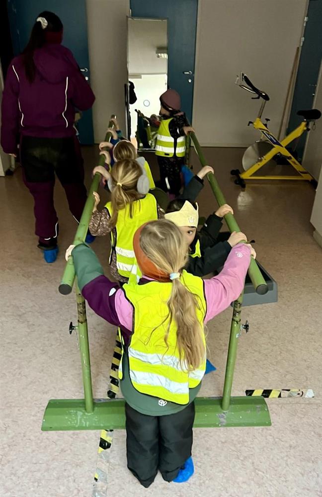 Solås barnehage på befaring på Solås bo- og rehabiliteringssenter - Klikk for stort bilde